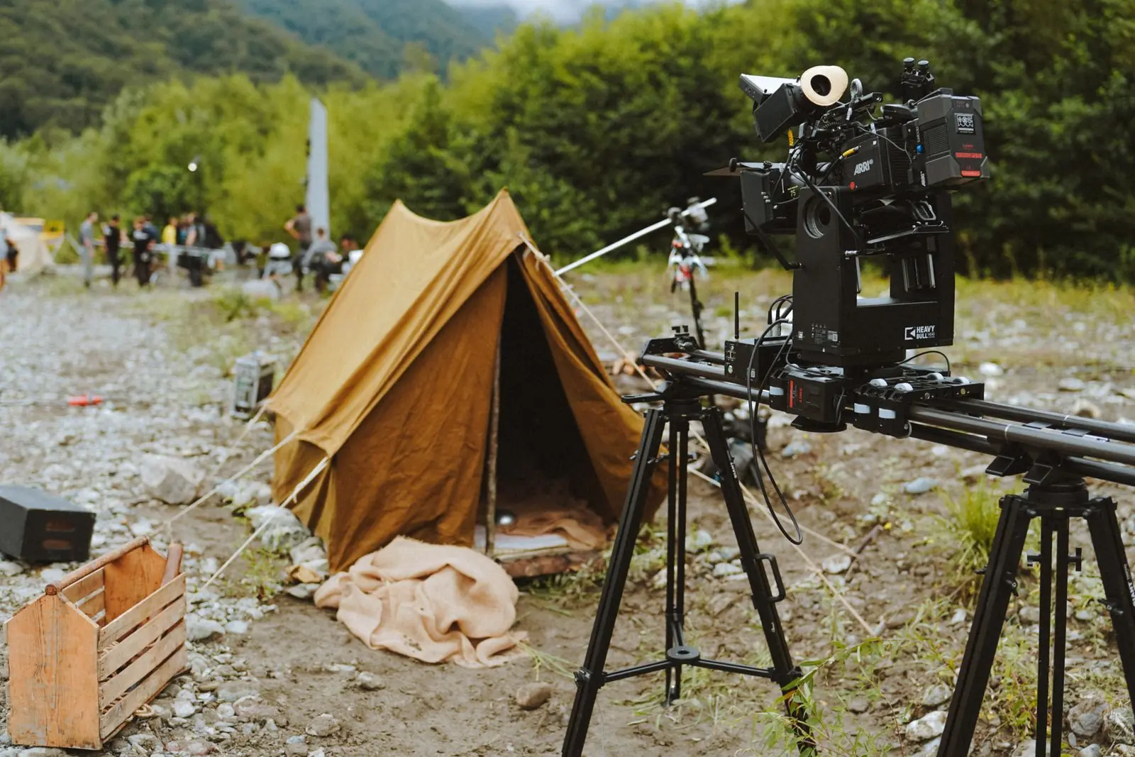 Cámara de cine en un rodaje al aire libre, localización para rodajes cerca de Madrid