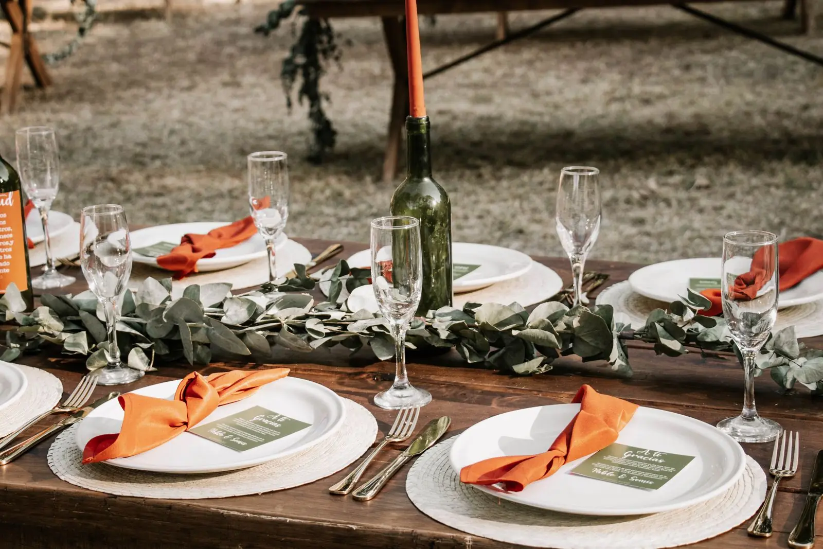 Mesa preparada al aire libre para una boda pequeña e íntima en una finca en Madrid