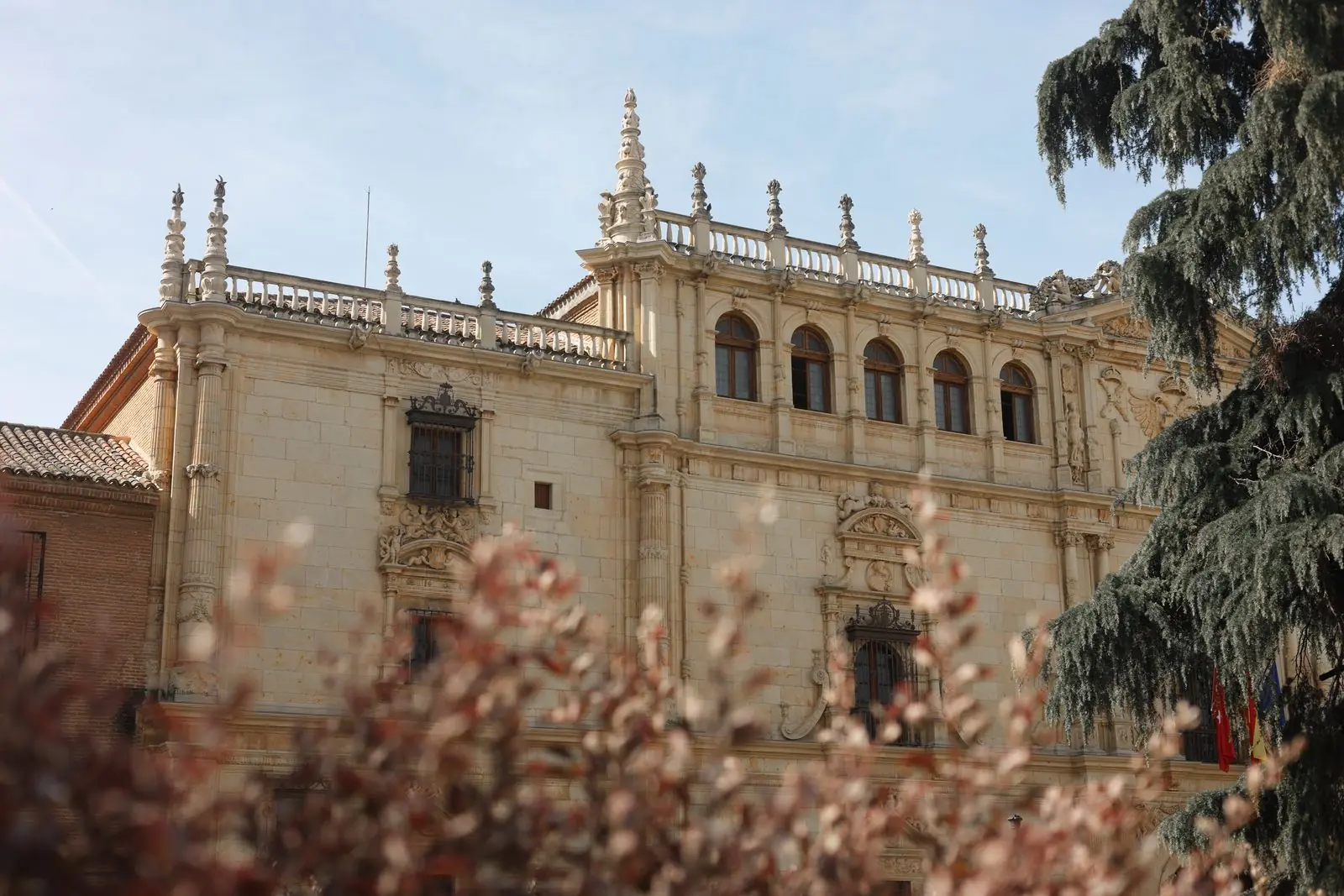Fachada de la Universidad de Alcalá de Henares, en el este de Madrid, cerca de la finca para eventos Quinta de Serena