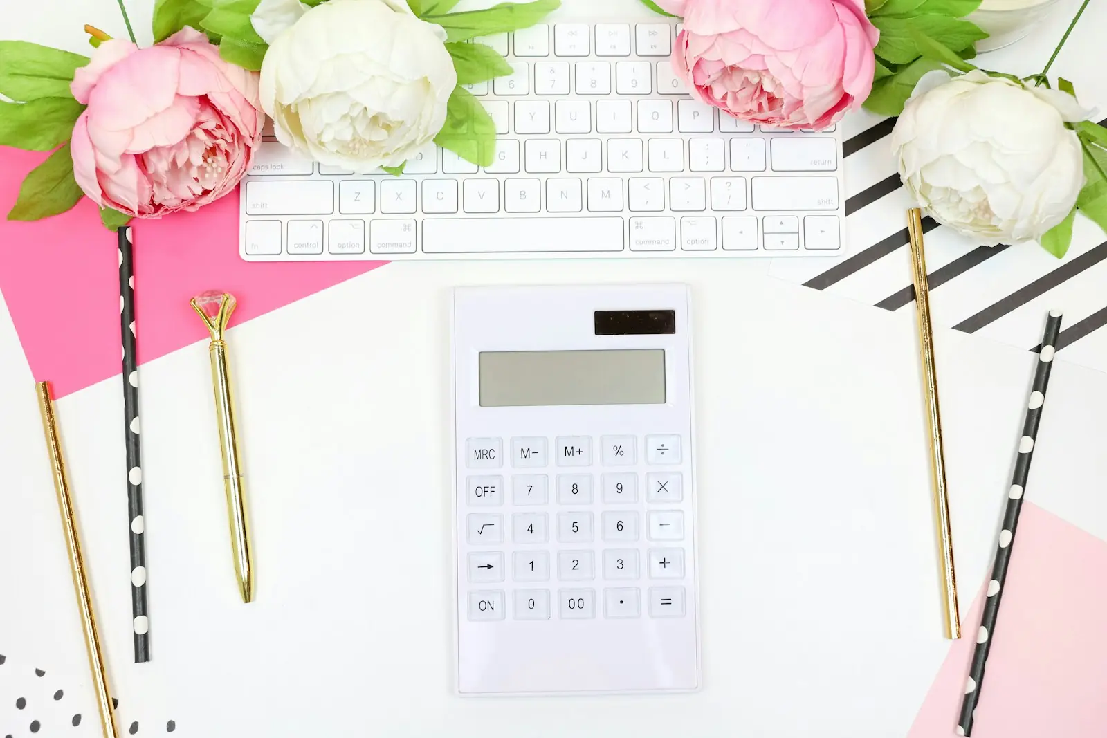 Calculadora y flores para calcular el presupuesto de alquiler de una finca para eventos en Madrid