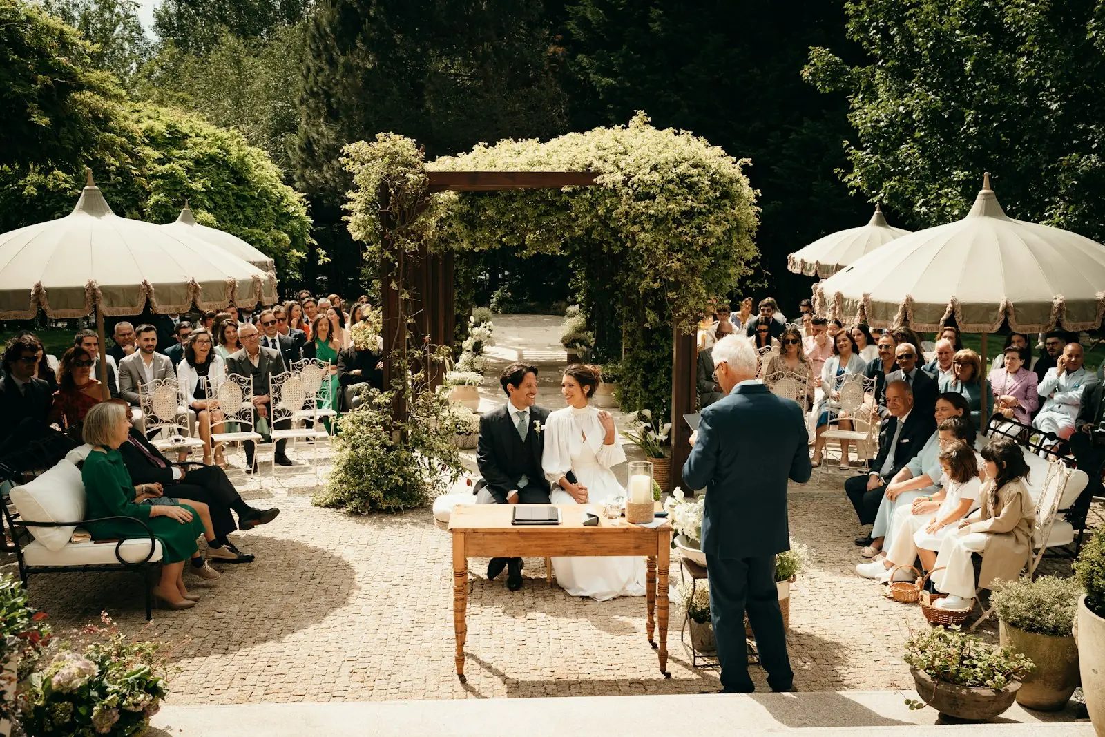 Novios firmando en una boda civil al aire libre en el jardín de una finca