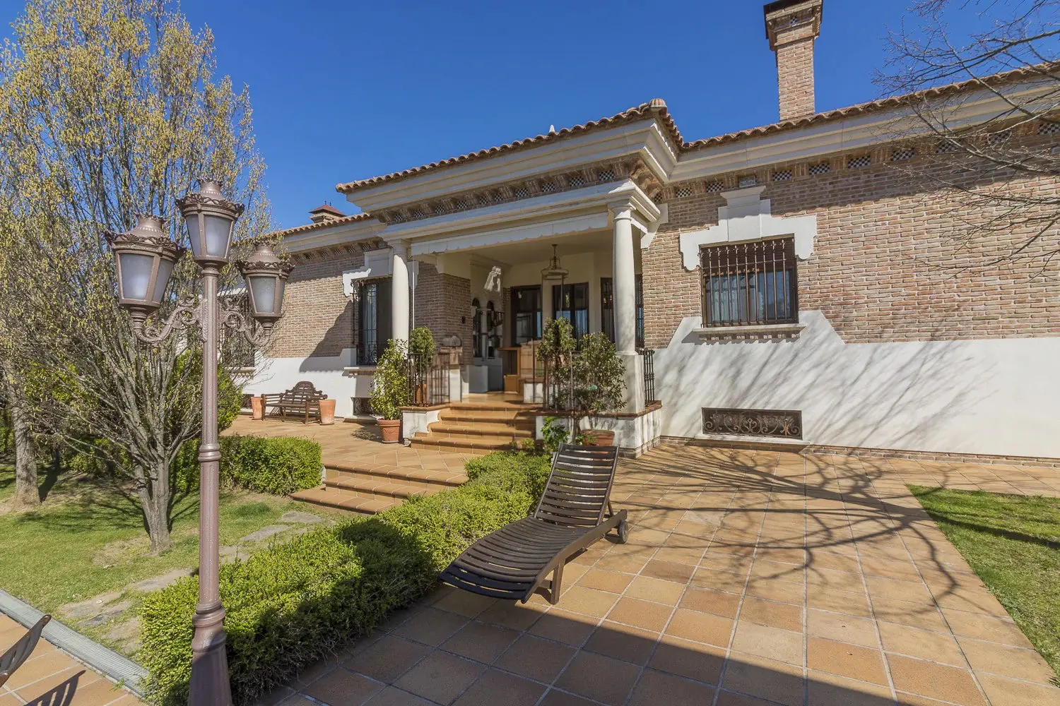 Entrada y porche de la casa de Quinta de Serena