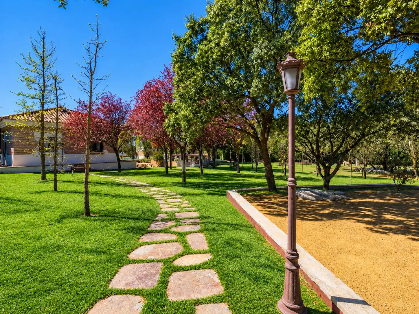 Sendero de piedra sobre el césped en los jardines de Quinta de Serena