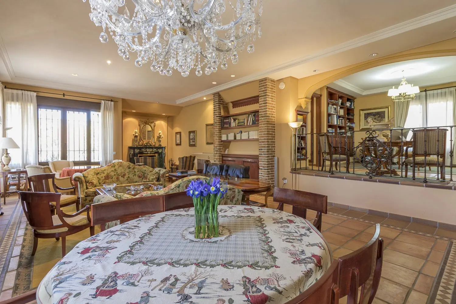 Salón principal de Quinta de Serena con lámpara de cristal y comedor