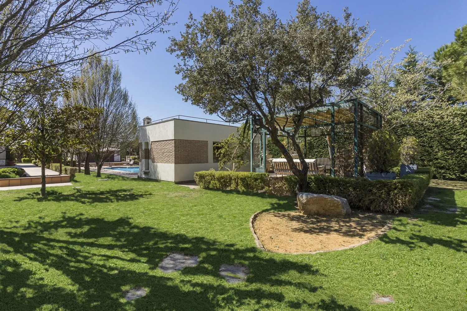 Casa de la piscina y pérgola en Quinta de Serena