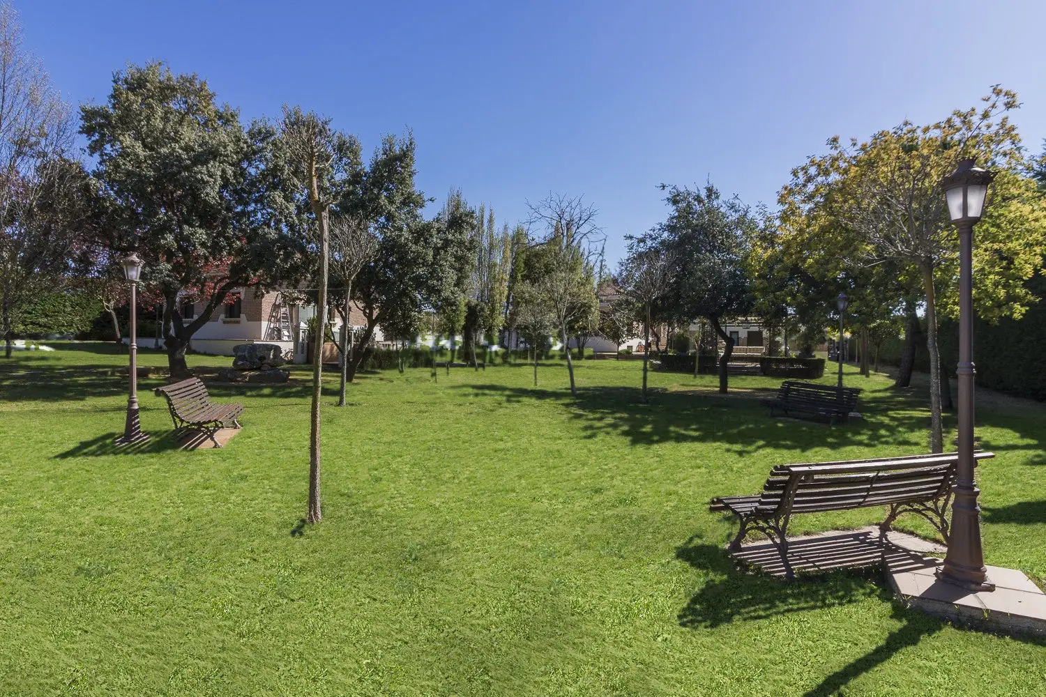Jardín con bancos y farolas en Quinta de Serena