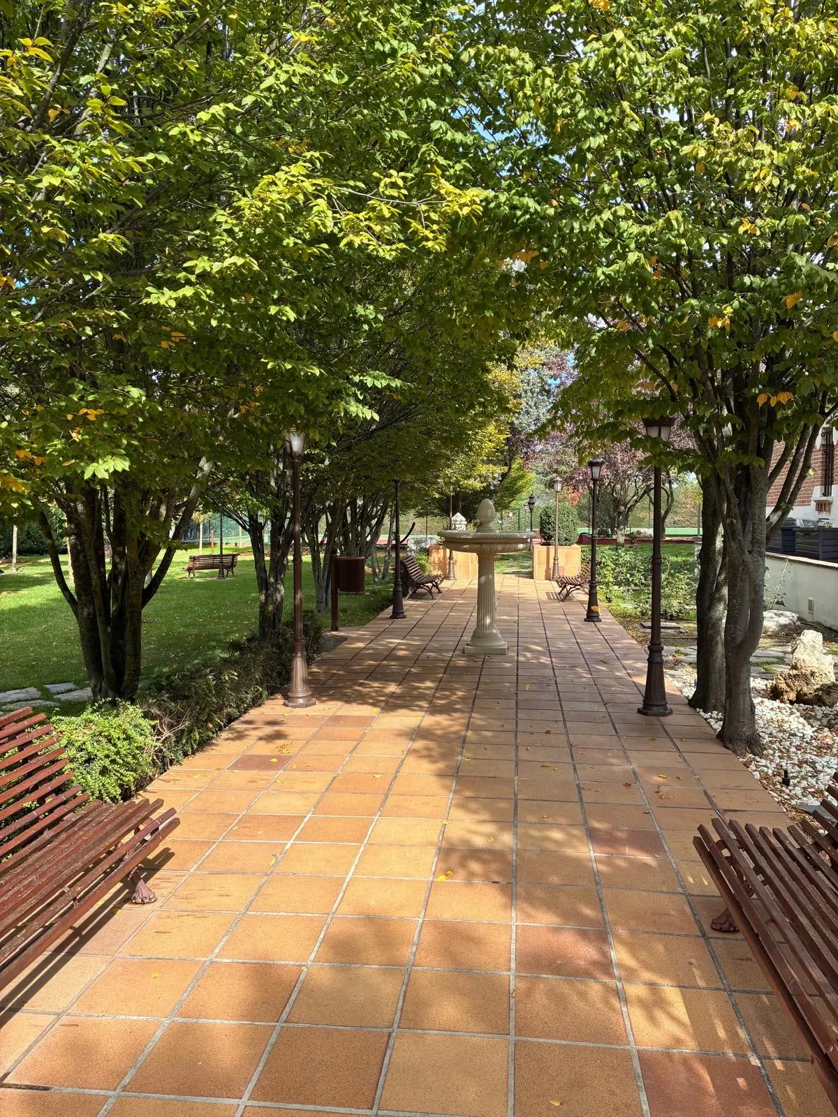Paseo con fuente en los jardines de Quinta de Serena