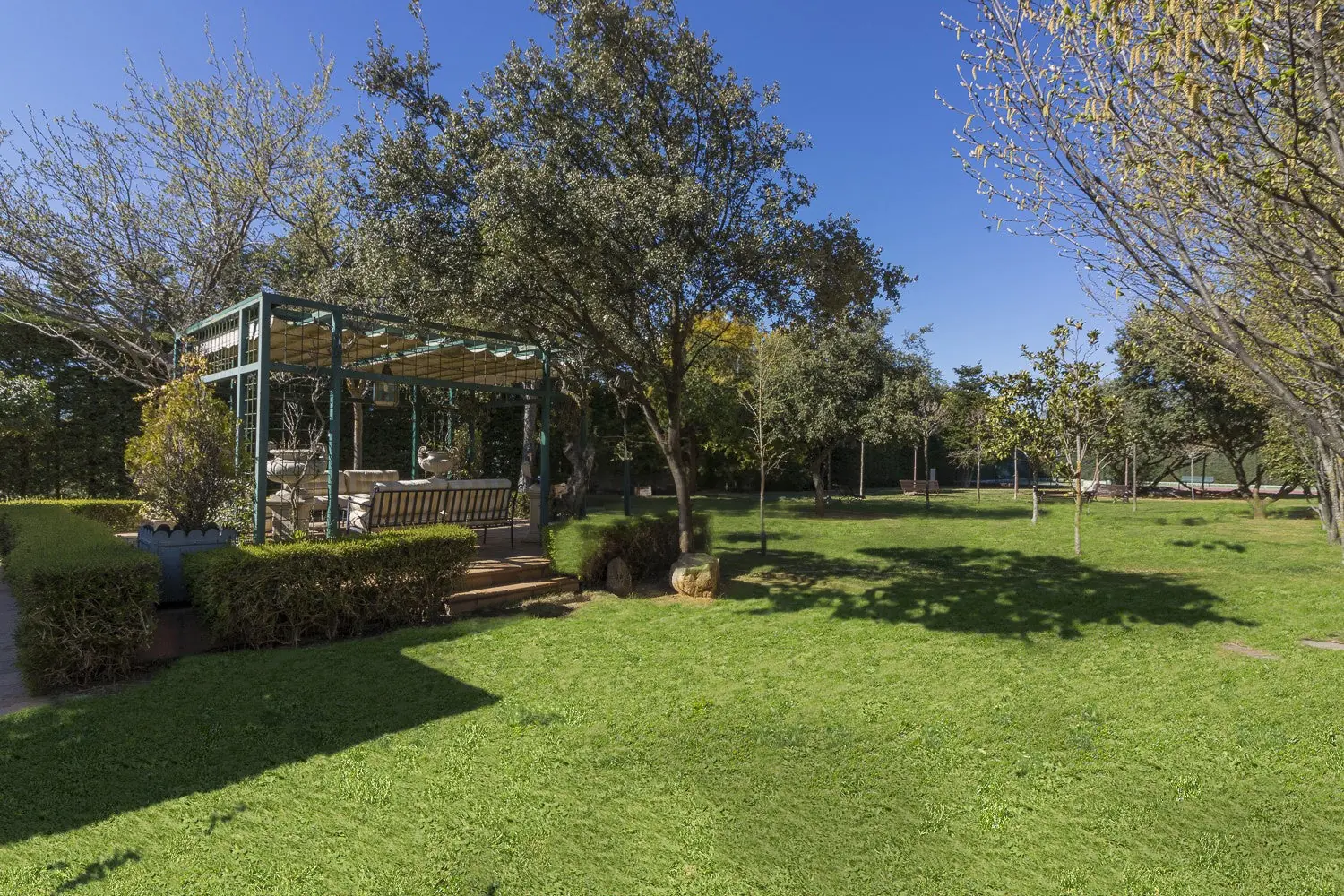 Pérgola en el jardín de Quinta de Serena, finca para celebraciones en Madrid